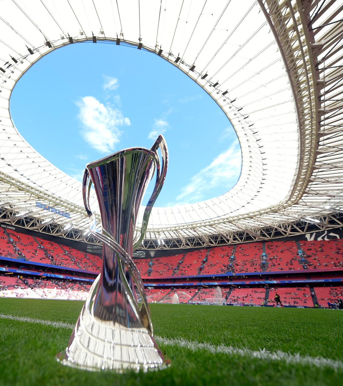 Die Trophäe steht vor dem Spiel auf dem Feld am 25.05.2024 im spanischen Bilbao.