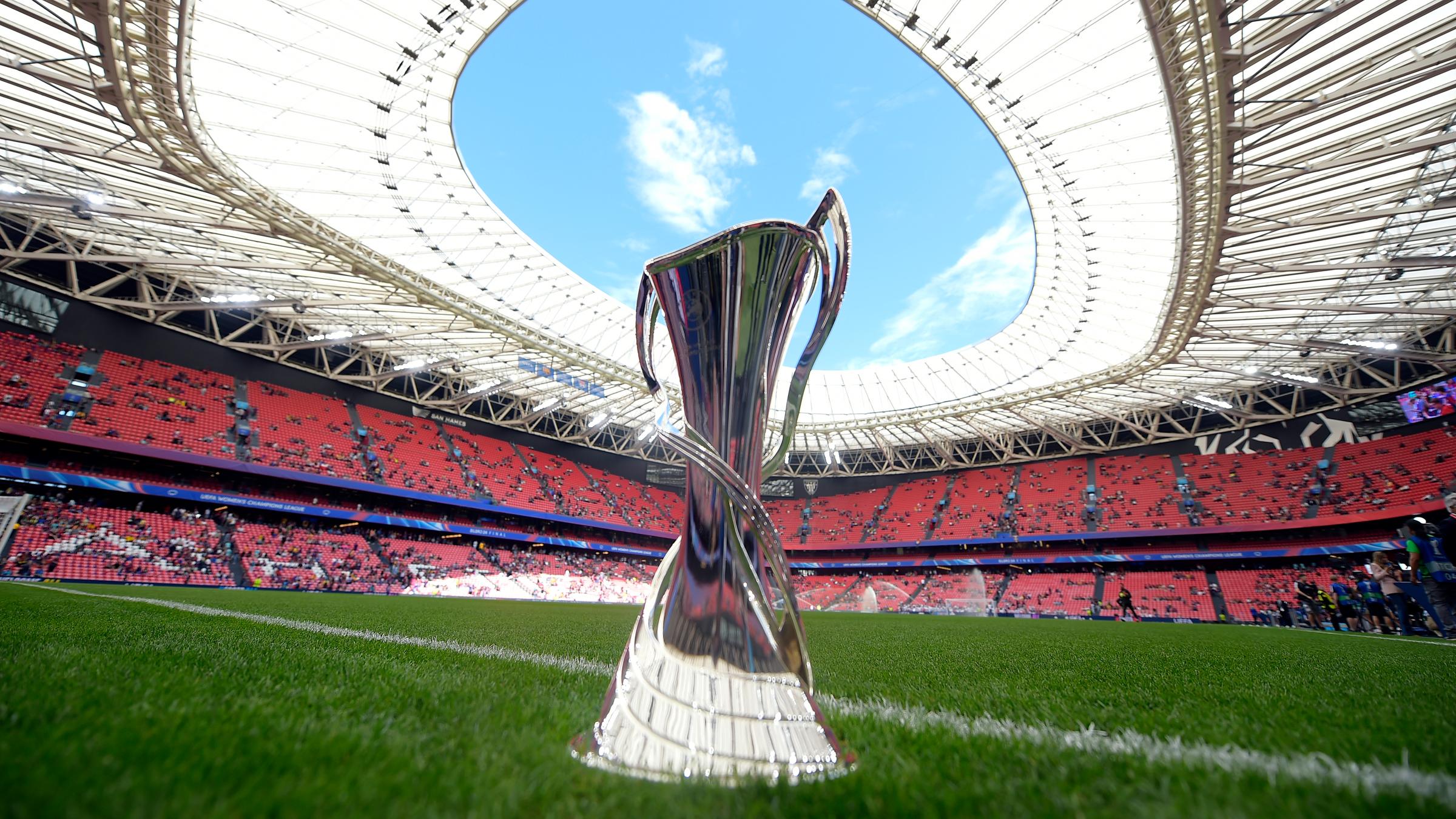 Die Trophäe steht vor dem Spiel auf dem Feld am 25.05.2024 im spanischen Bilbao.