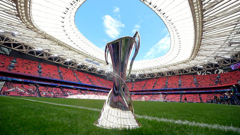 Die Trophäe steht vor dem Spiel auf dem Feld am 25.05.2024 im spanischen Bilbao.