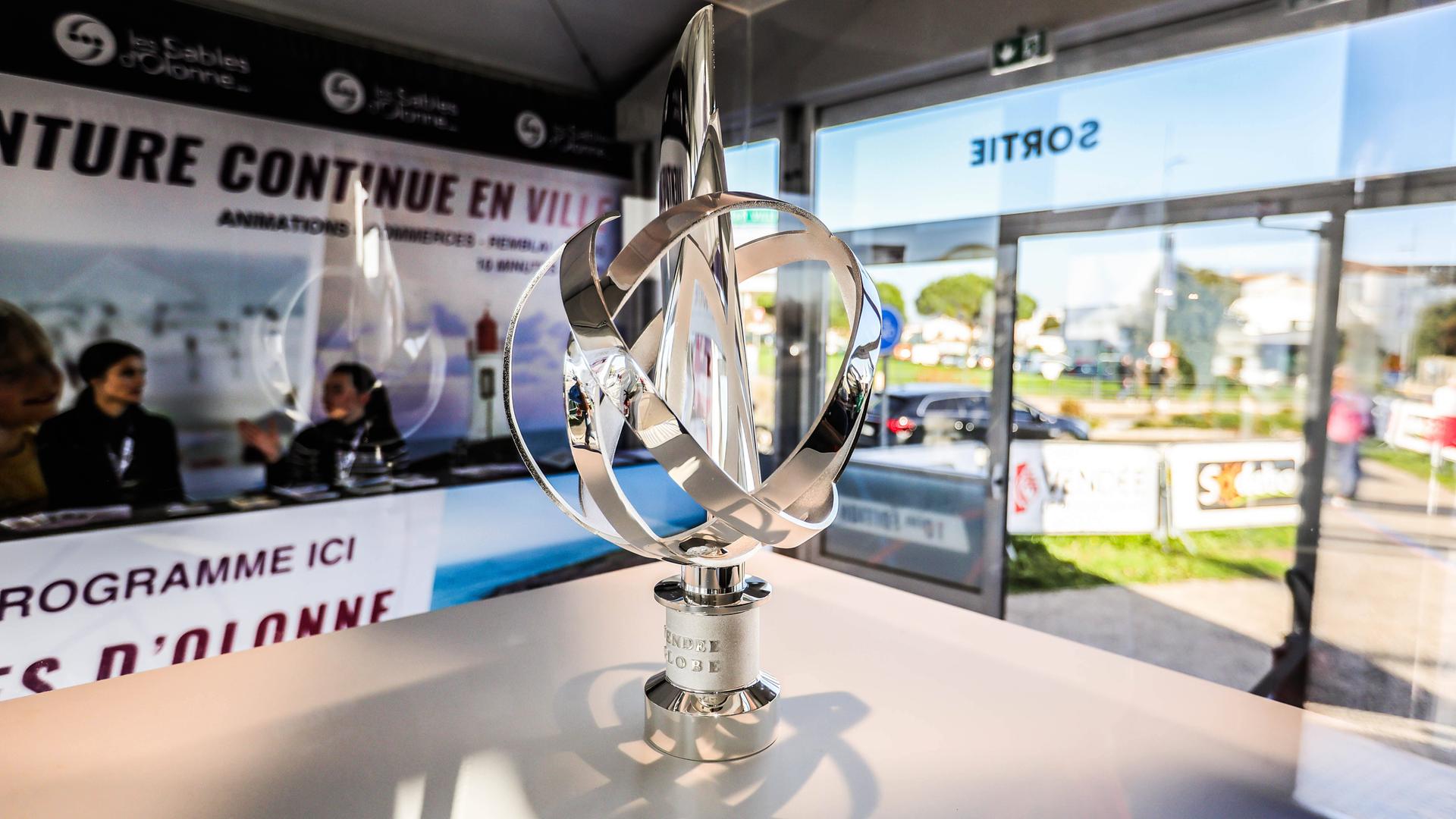 Trophäe der Vendée Globe steht auf einem Tisch