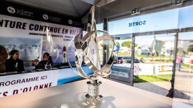 Trophäe der Vendée Globe steht auf einem Tisch