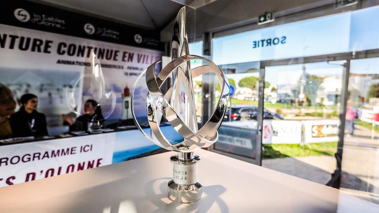 Trophäe der Vendée Globe steht auf einem Tisch