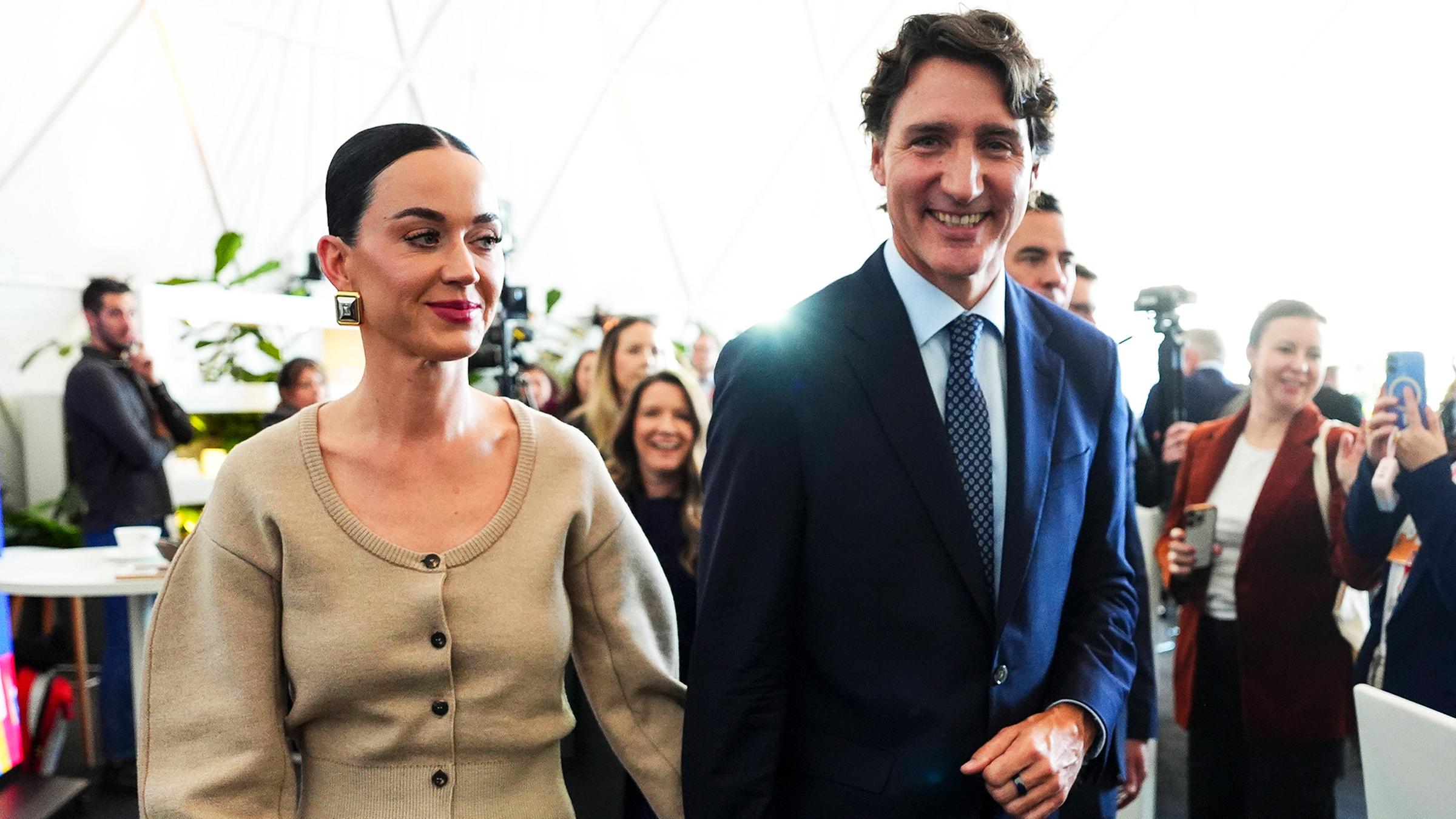Der ehemalige kanadische Premierminister Justin Trudeau hält die Hand von Katy Perry, während sie eine Veranstaltung beim Weltwirtschaftsforum in Davos, Schweiz, verlassen.