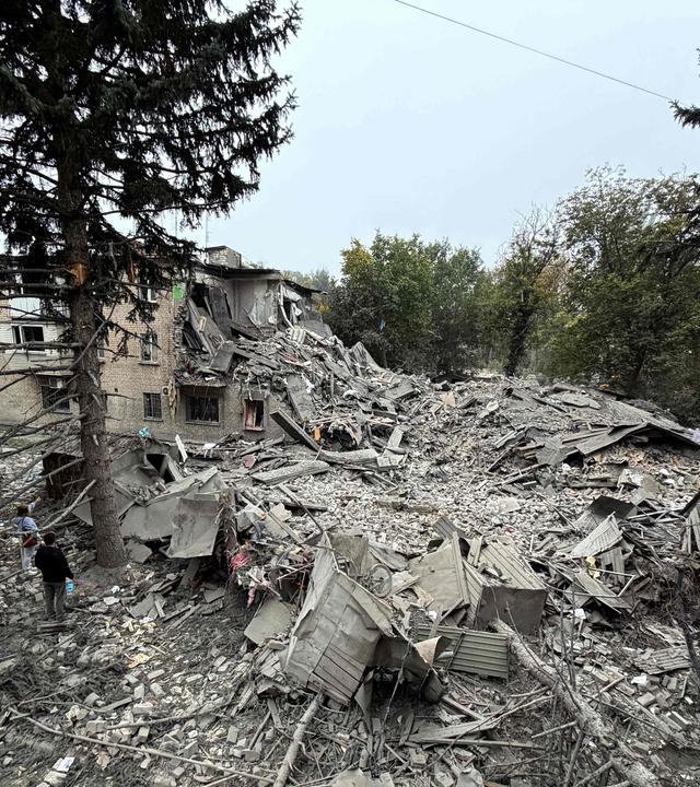 Trümmer eines fünfstöckigen Wohnhauses nach einem russischen Angriff auf die Ukraine