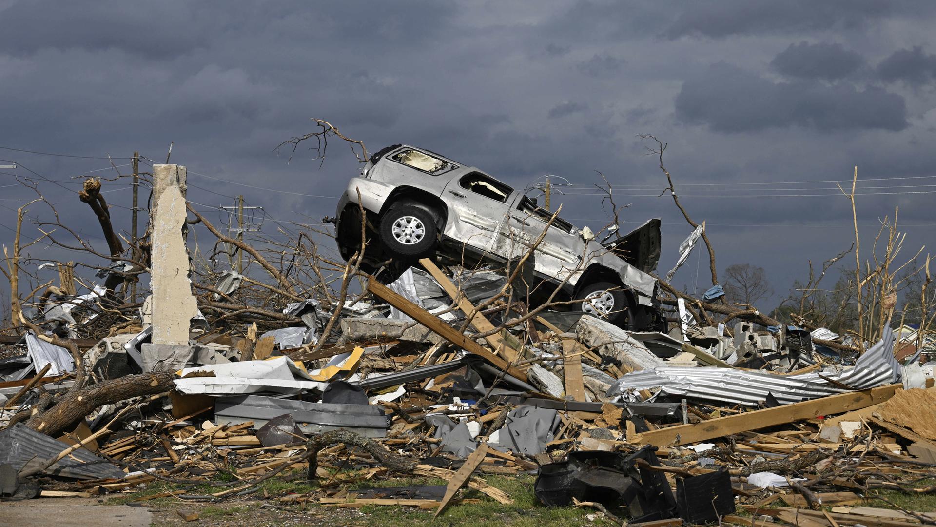 Trümmer nach einem Tornado in Mississippi