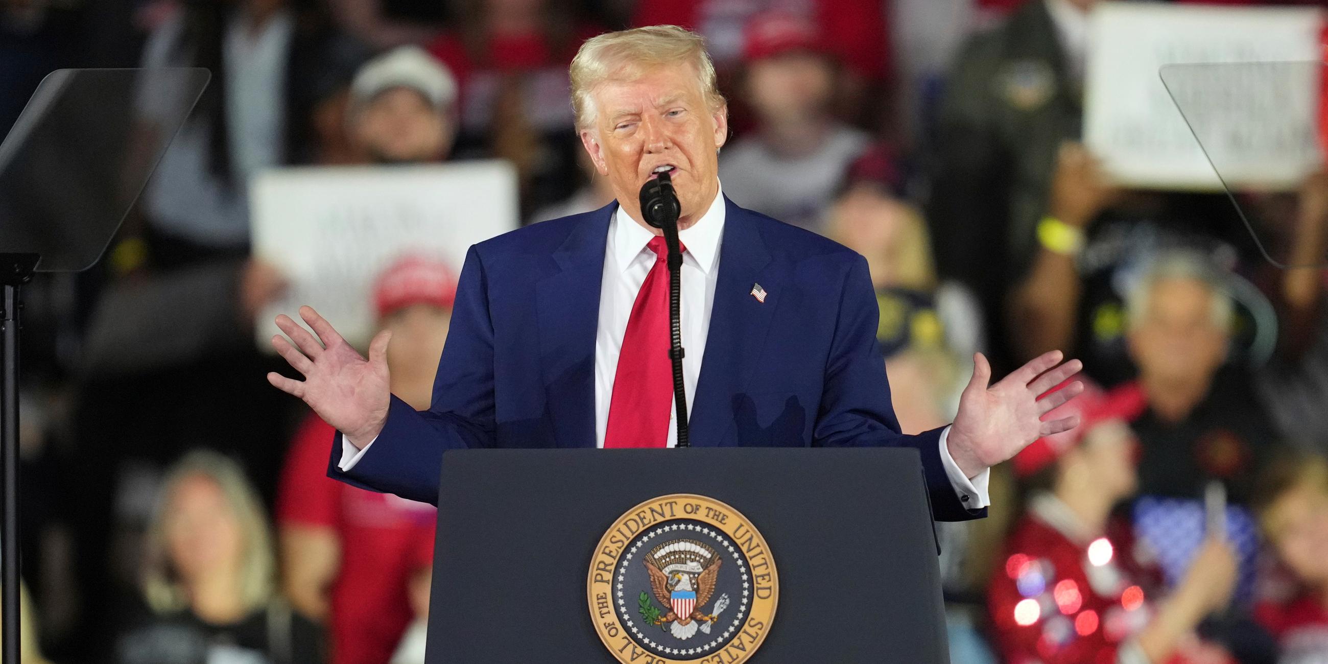 US-Präsident Donald Trump spricht am Dienstag, 29. April 2025, am Macomb Community College in Warren, Michigan.
