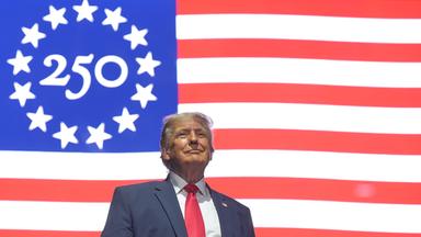 24.06.2026, USA, Washington: US-Präsident Donald Trump beendet seine Rede zur Eröffnung der «Great American State Fair» auf der National Mall.