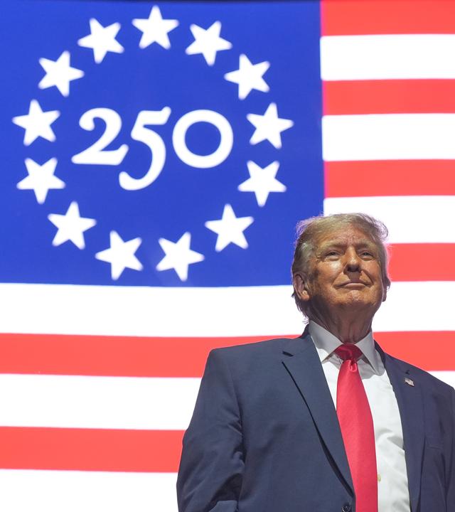 24.06.2026, USA, Washington: US-Präsident Donald Trump beendet seine Rede zur Eröffnung der «Great American State Fair» auf der National Mall.