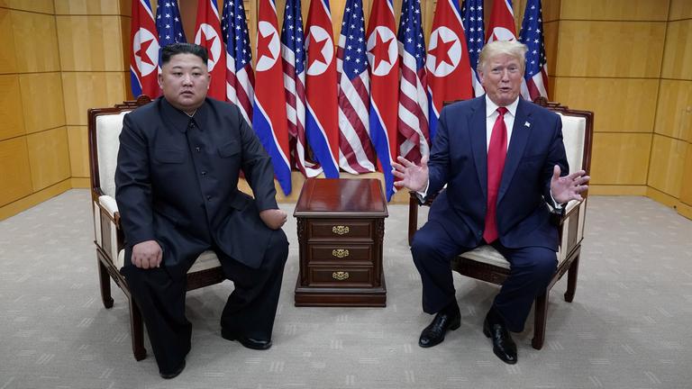 Trump und Kim stehen zusammen in der entmilitarisiertren Zone