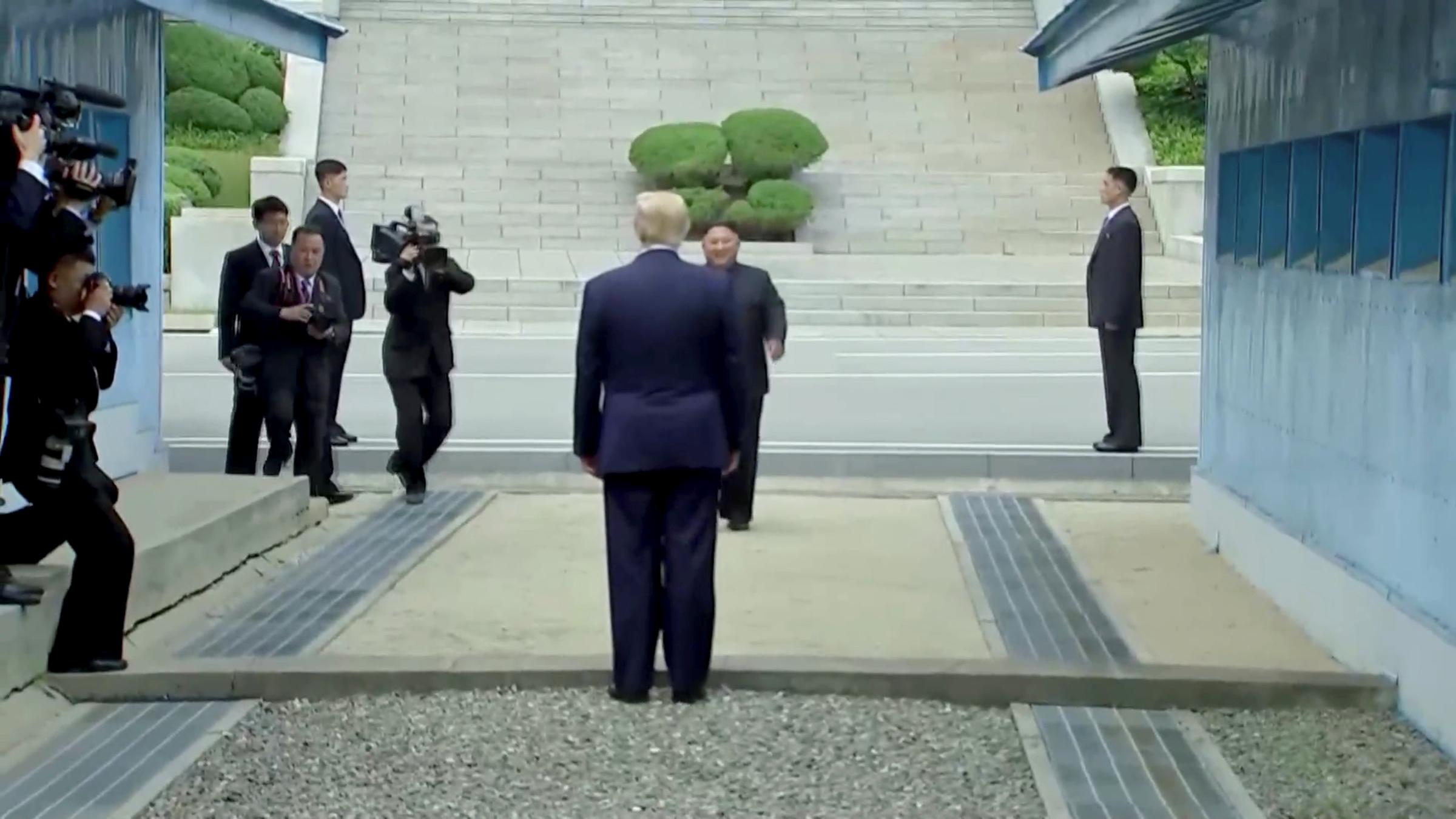 Trump und Kim stehen zusammen in der entmilitarisiertren Zone
