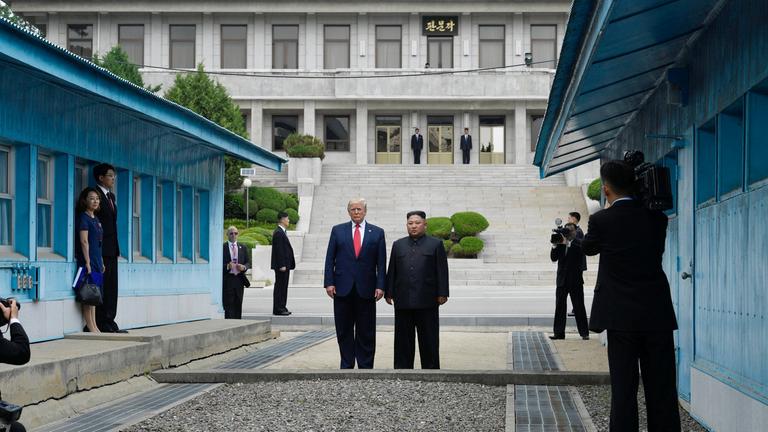 Trump und Kim stehen zusammen in der entmilitarisiertren Zone