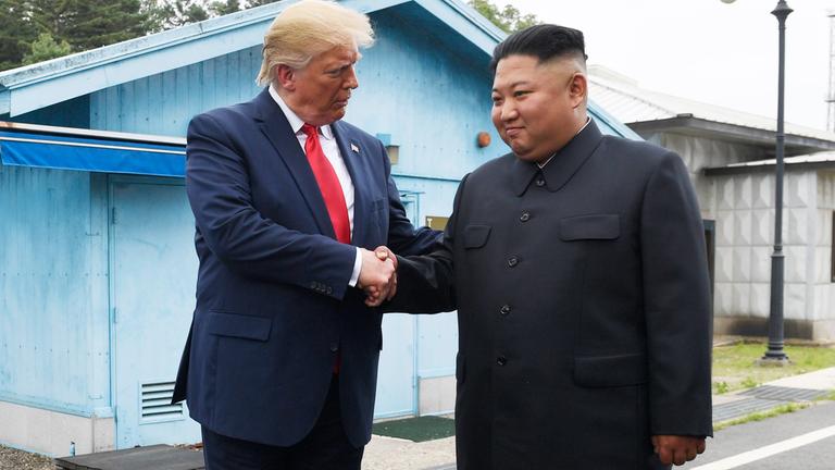 Trump und Kim stehen zusammen in der entmilitarisierten Zone