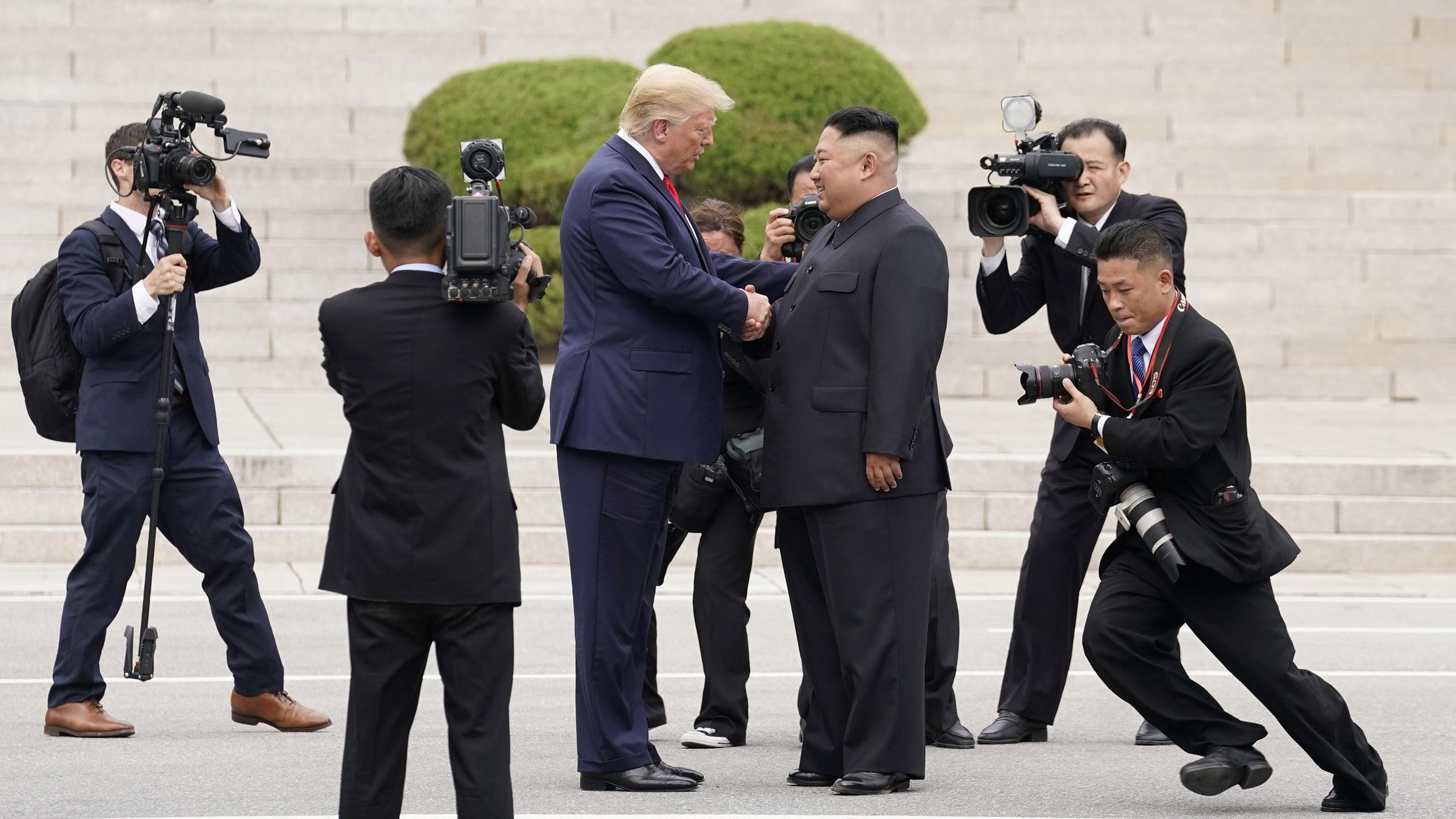 Trump und Kim stehen zusammen in der entmilitarisierten Zone