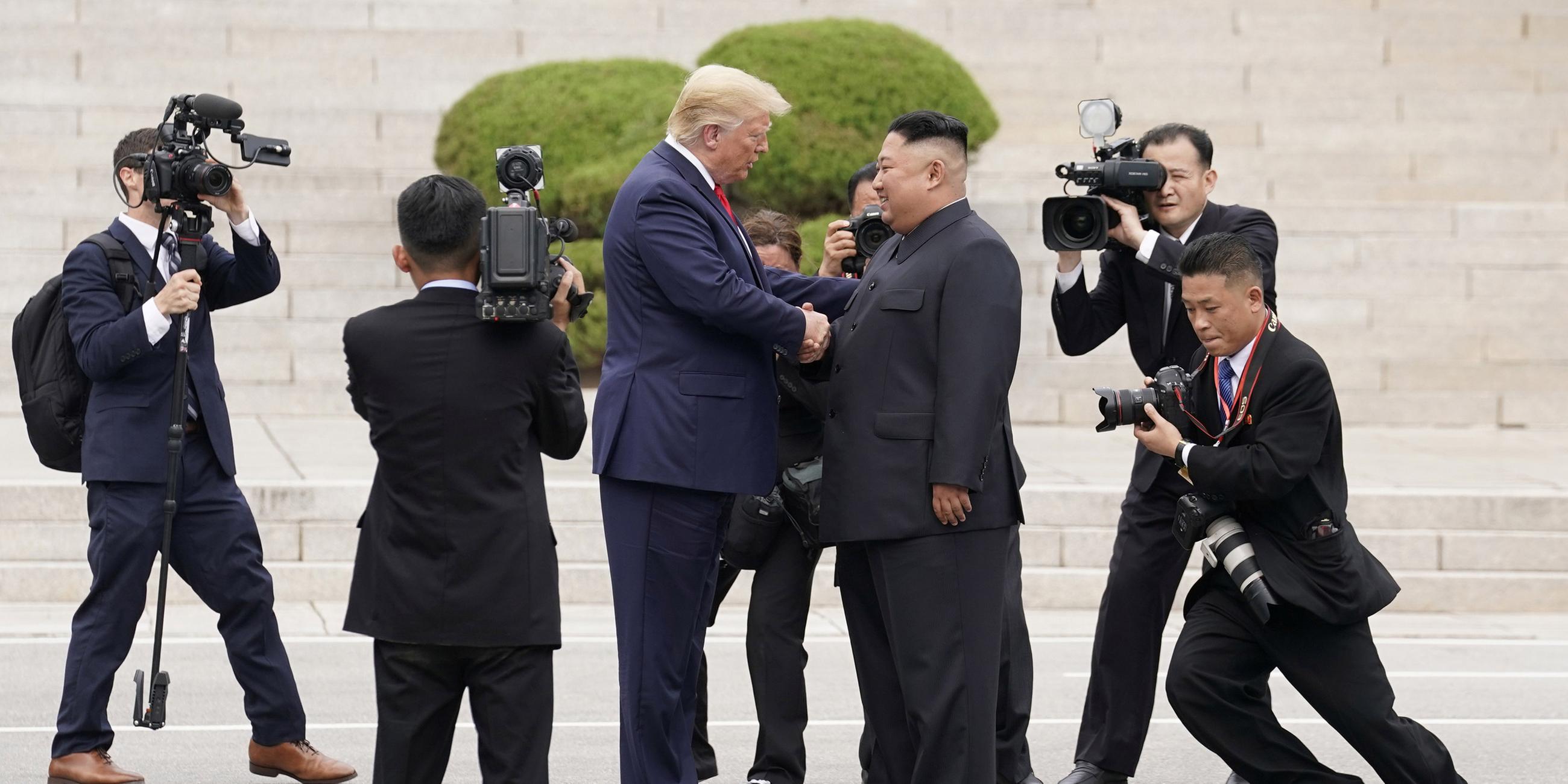 Trump und Kim stehen zusammen in der entmilitarisierten Zone