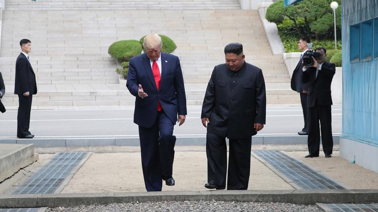 Trump und Kim stehen zusammen in der entmilitarisierten Zone