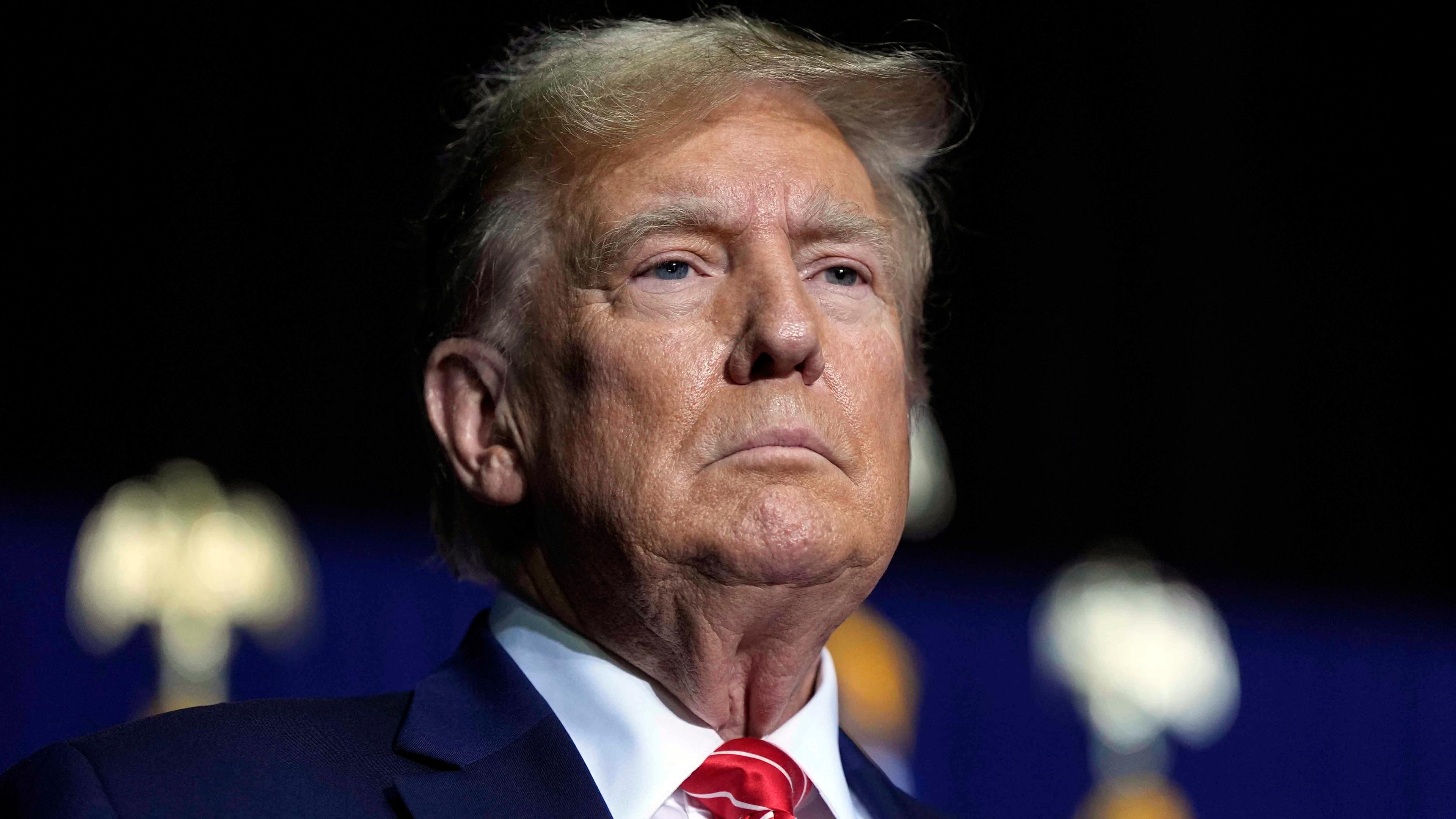 Donald Trump mit regloser Miene
