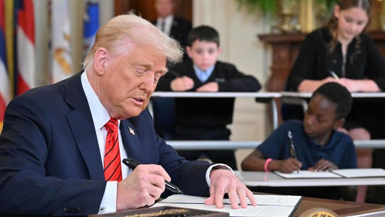 Donald Trump unterzeichnet Dekret zur Schließung des Bildungsministeriums