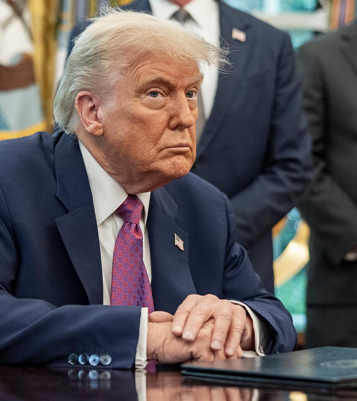 US-Präsident Donald Trump spricht im Oval Office des Weißen Hauses in Washington, DC.