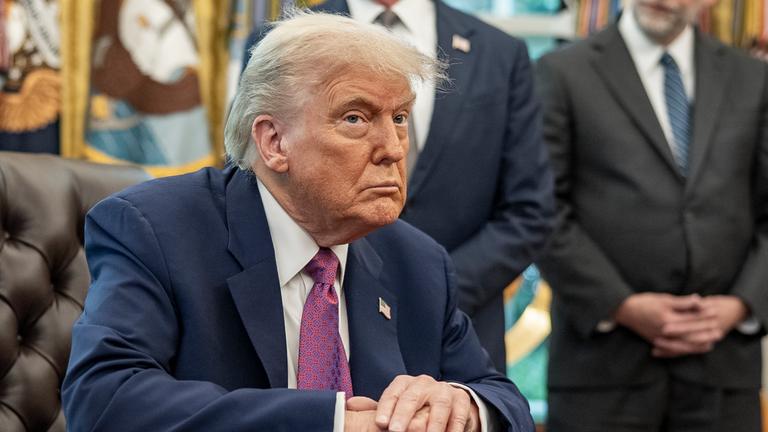 US-Präsident Donald Trump spricht im Oval Office des Weißen Hauses in Washington, DC.