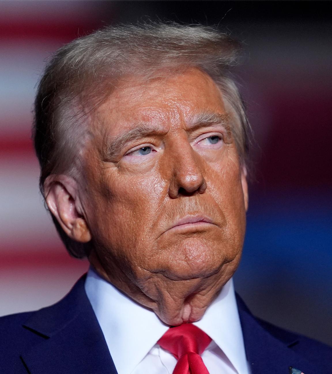 Der US-Amerikanische Präsident Donald Trump schaut ernst. (Archiv)
