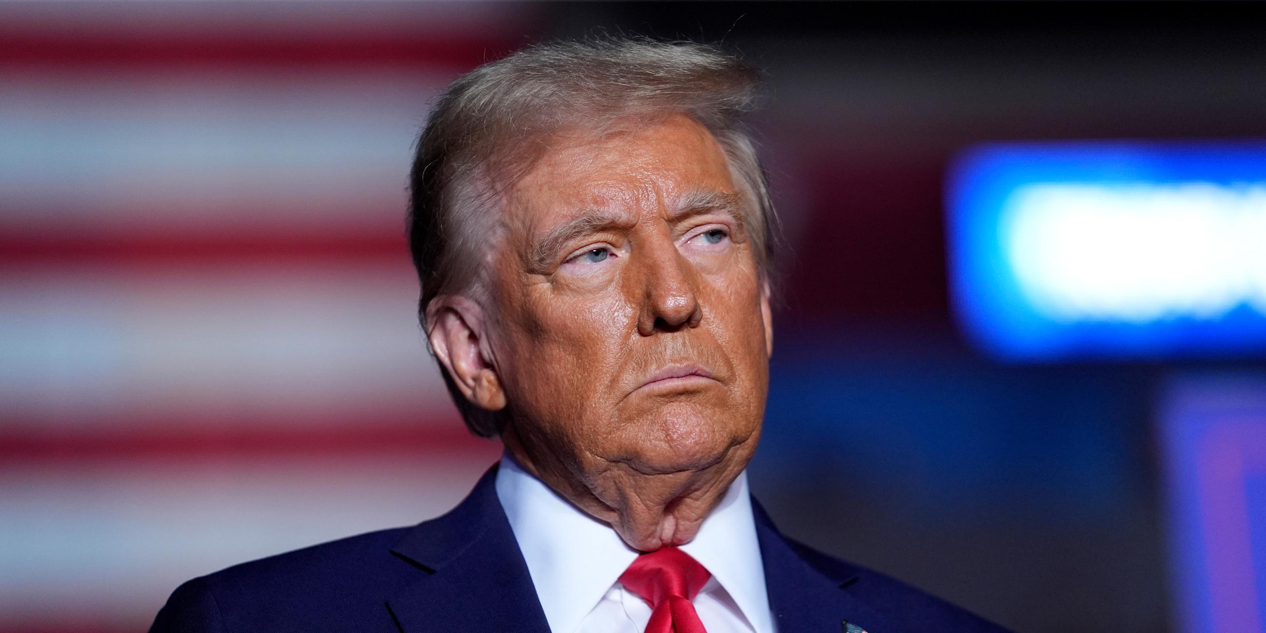 Der US-Amerikanische Präsident Donald Trump schaut ernst. (Archiv)