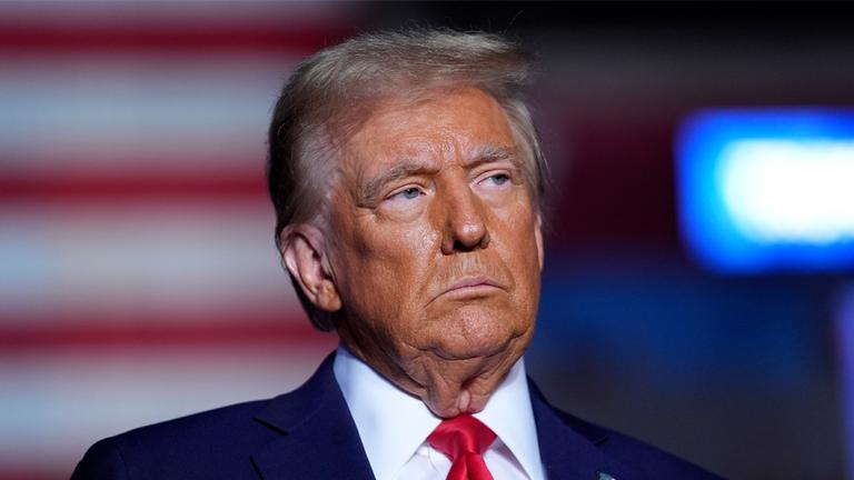 Der US-Amerikanische Präsident Donald Trump schaut ernst. (Archiv)