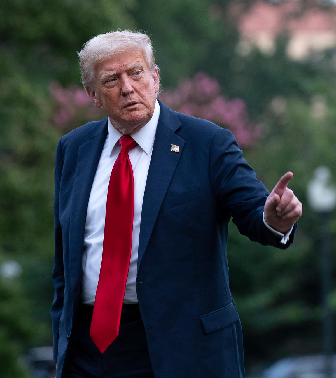 Präsident Donald Trump spricht mit Reportern, während er nach seiner Ankunft im Weißen Haus über den South Lawn geht.