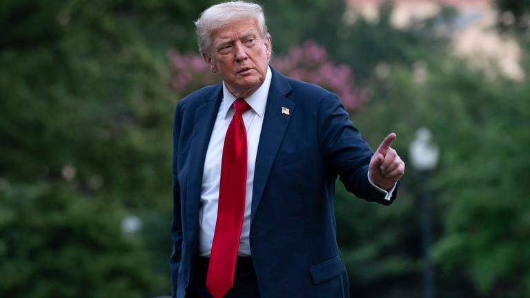 Präsident Donald Trump spricht mit Reportern, während er nach seiner Ankunft im Weißen Haus über den South Lawn geht.