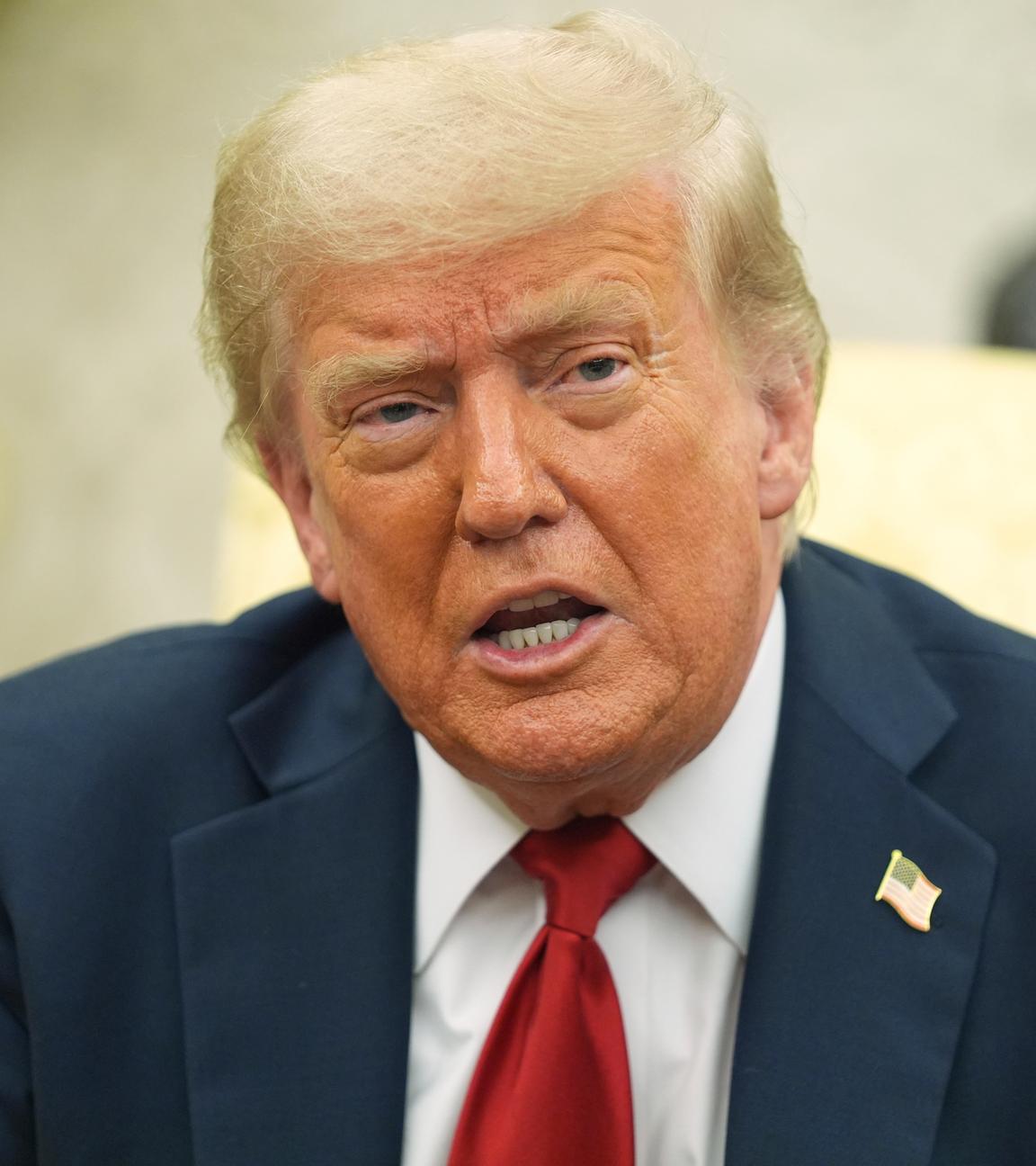 US-Präsident Donald Trump spricht während eines Treffens mit NATO-Generalsekretär Rutte im Oval Office des Weißen Hauses.