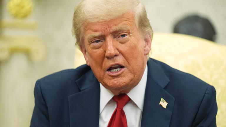 US-Präsident Donald Trump spricht während eines Treffens mit NATO-Generalsekretär Rutte im Oval Office des Weißen Hauses.