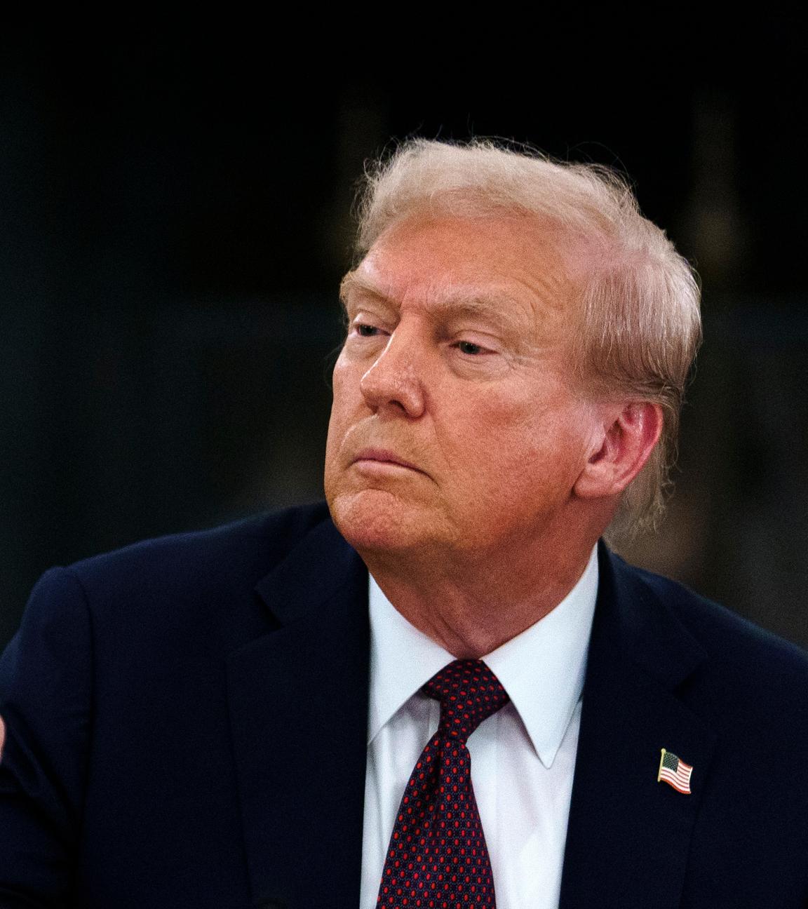 US-Präsident Donald Trump zeigt mit dem Zeigefinger nach links.
