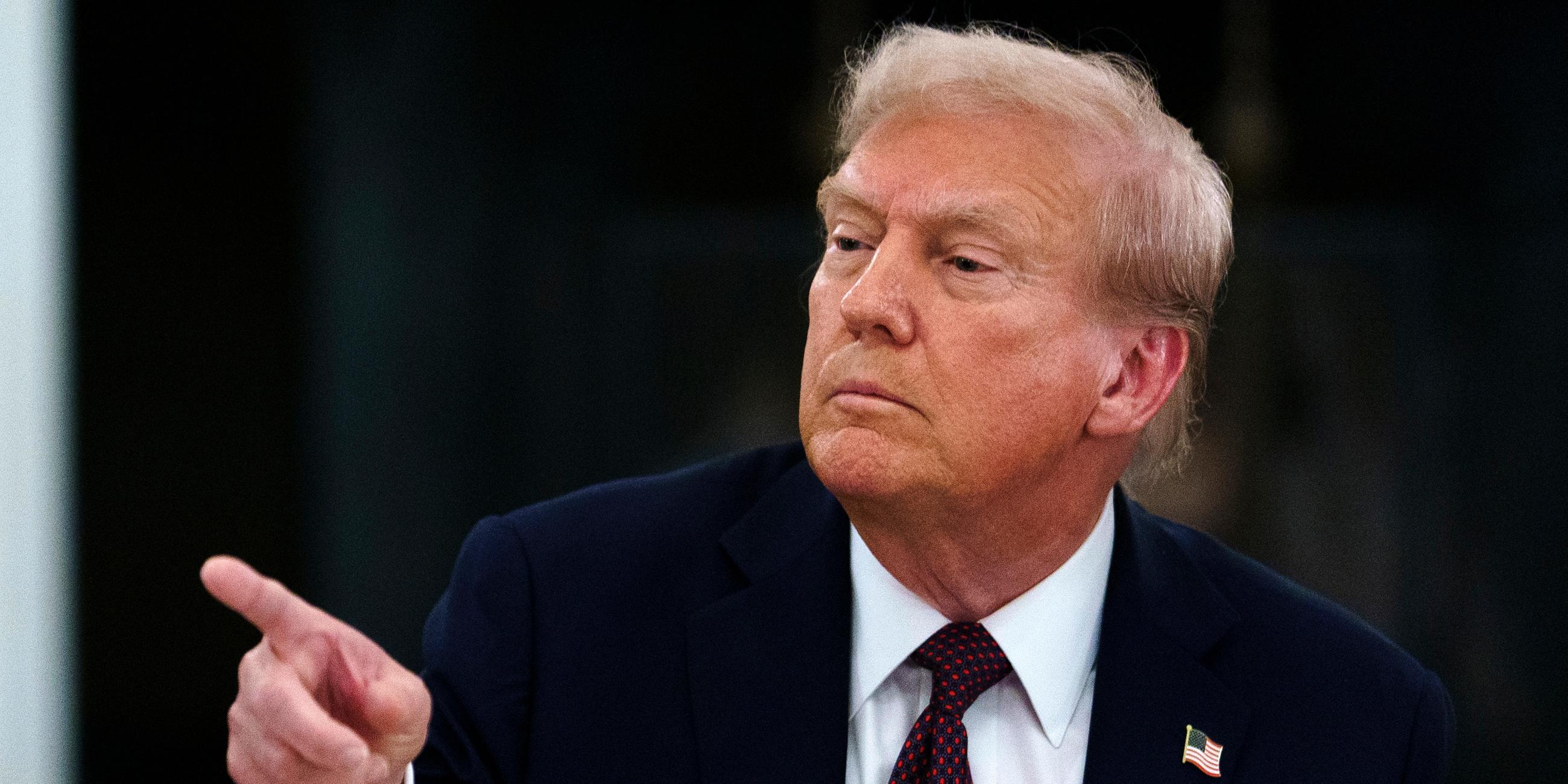 US-Präsident Donald Trump zeigt mit dem Zeigefinger nach links.