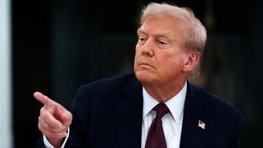 US-Präsident Donald Trump zeigt mit dem Zeigefinger nach links.