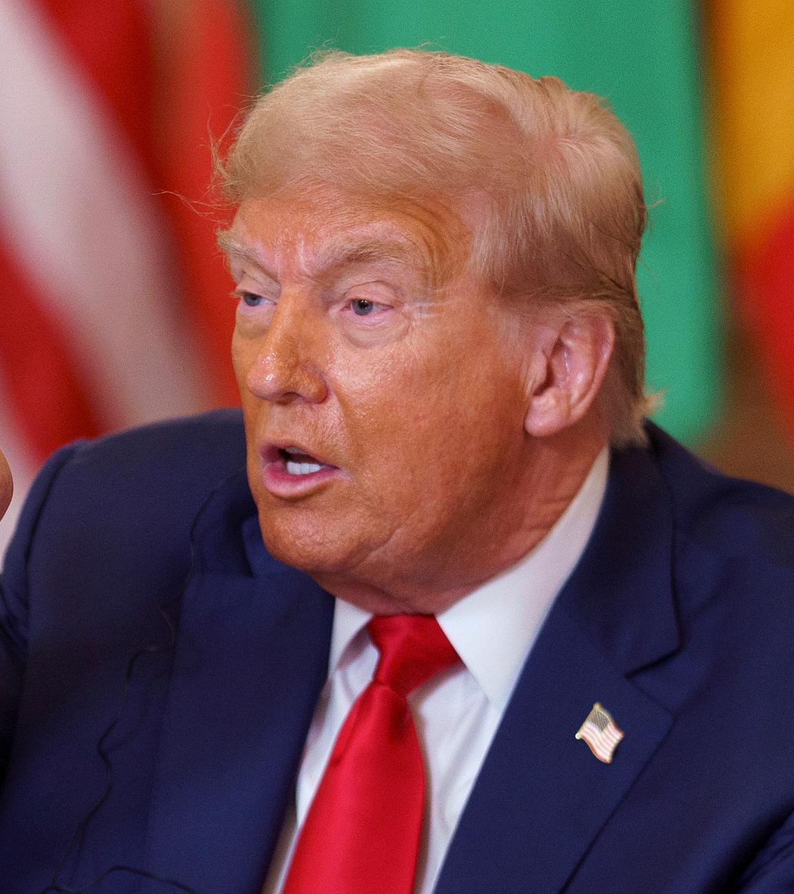 Trump zeigt beim Sprechen mit dem Finger auf jemanden