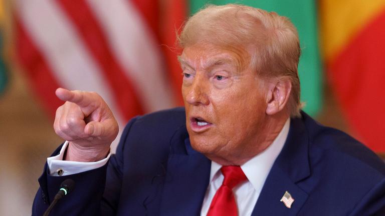 Trump zeigt beim Sprechen mit dem Finger auf jemanden