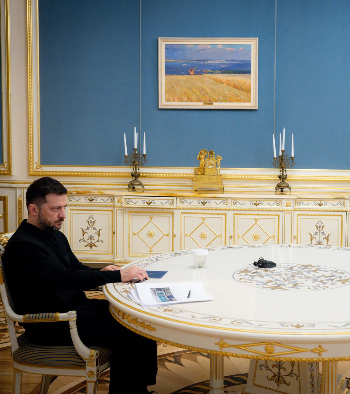 Dieses Foto zeigt den ukrainischen Präsidenten Wolodymyr Selenskyj (l) und den US-Militärminister Dan Driscoll (r) während eines Treffens. 