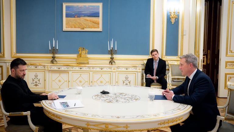 Dieses Foto zeigt den ukrainischen Präsidenten Wolodymyr Selenskyj (l) und den US-Militärminister Dan Driscoll (r) während eines Treffens. 