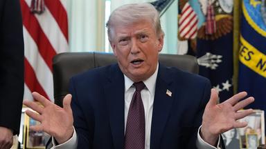 US-Präsident Donald Trump spricht im Oval Office des Weißen Hauses, bevor er in Washington eine Durchführungsverordnung unterzeichnet.