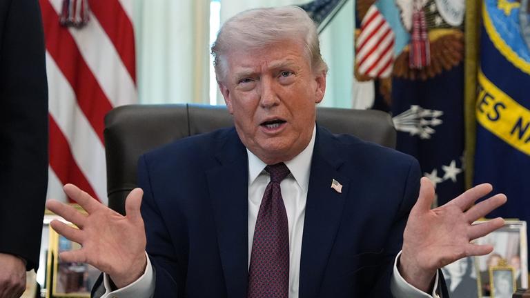 US-Präsident Donald Trump spricht im Oval Office des Weißen Hauses, bevor er in Washington eine Durchführungsverordnung unterzeichnet.