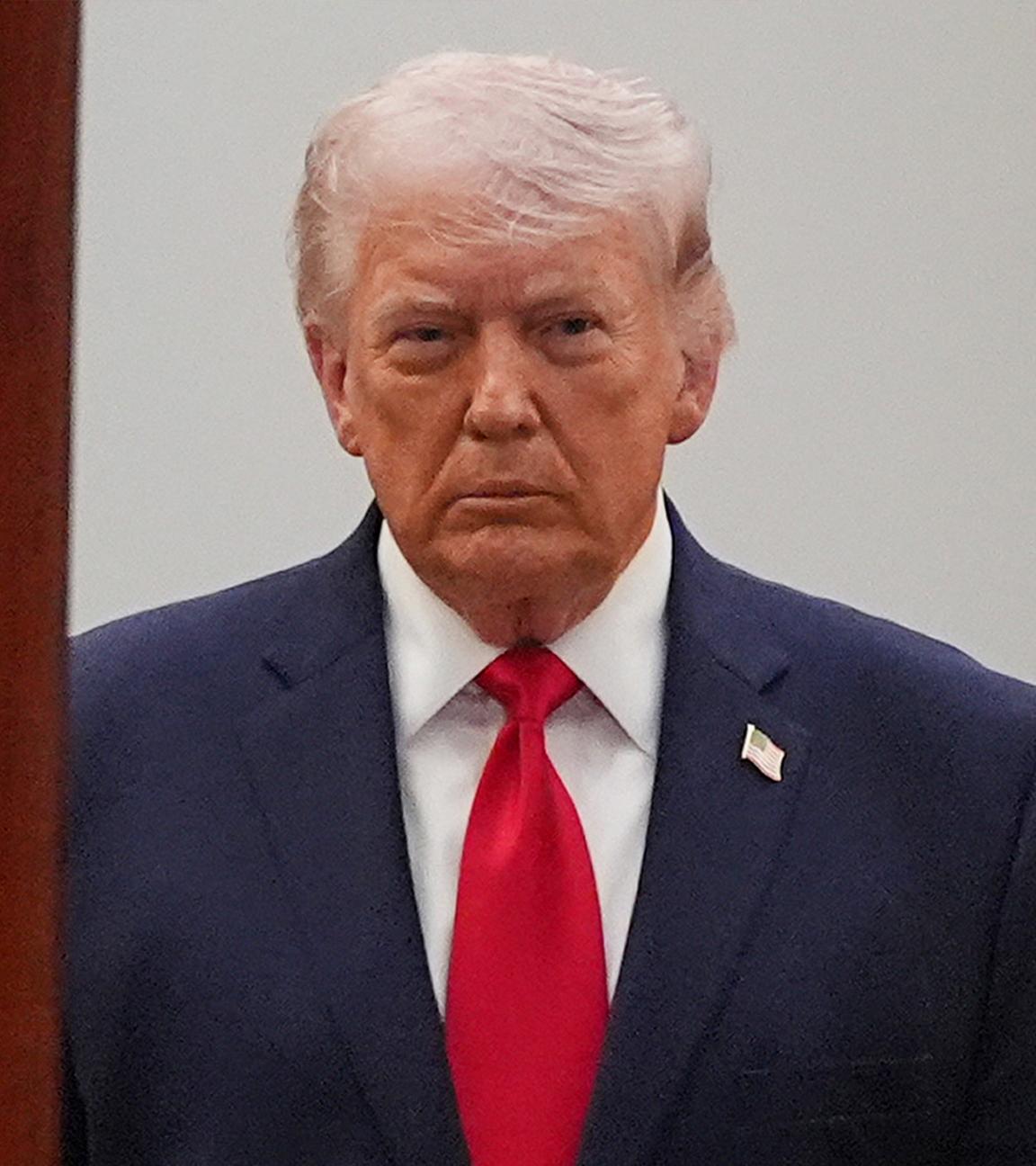 Am 1. April 2026 kommt US-Präsident Donald Trump aus dem Blue Room, um im Cross Hall des Weißen Hauses in Washington über den Iran-Krieg zu sprechen. (Archiv)