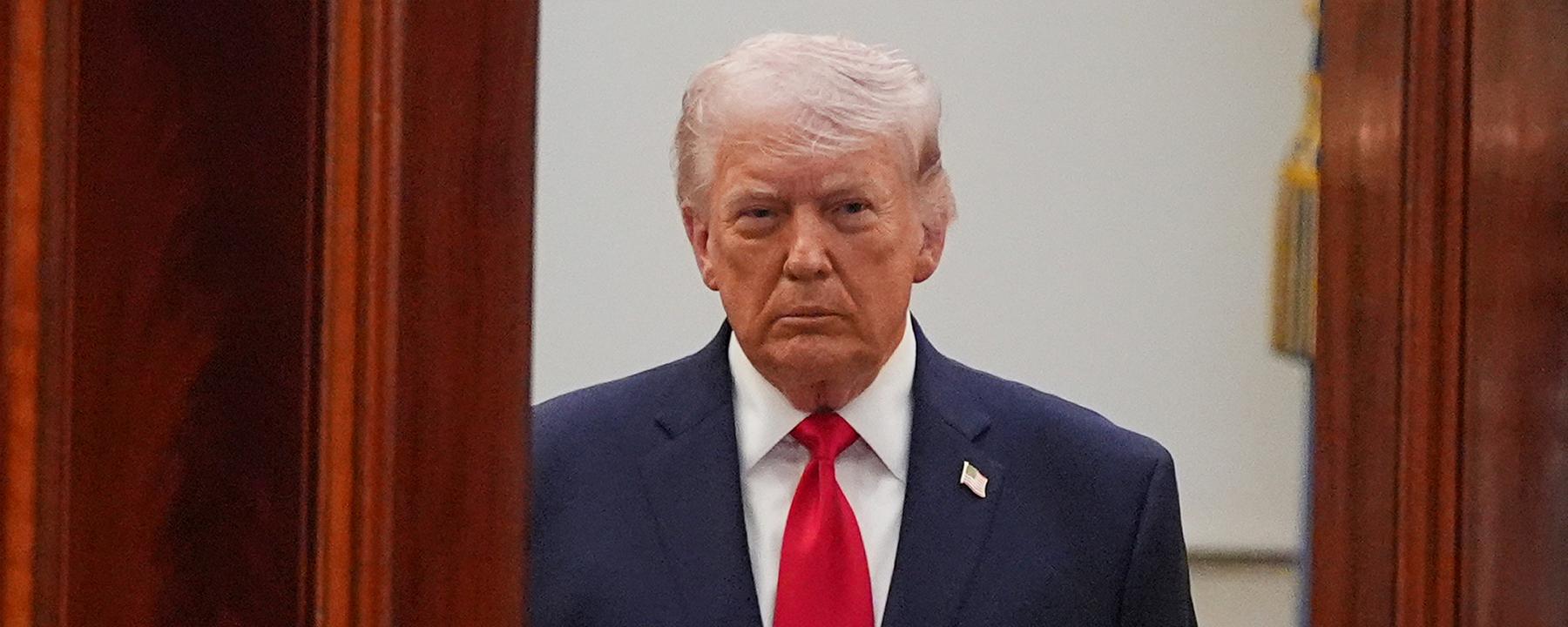 Am 1. April 2026 kommt US-Präsident Donald Trump aus dem Blue Room, um im Cross Hall des Weißen Hauses in Washington über den Iran-Krieg zu sprechen. (Archiv)