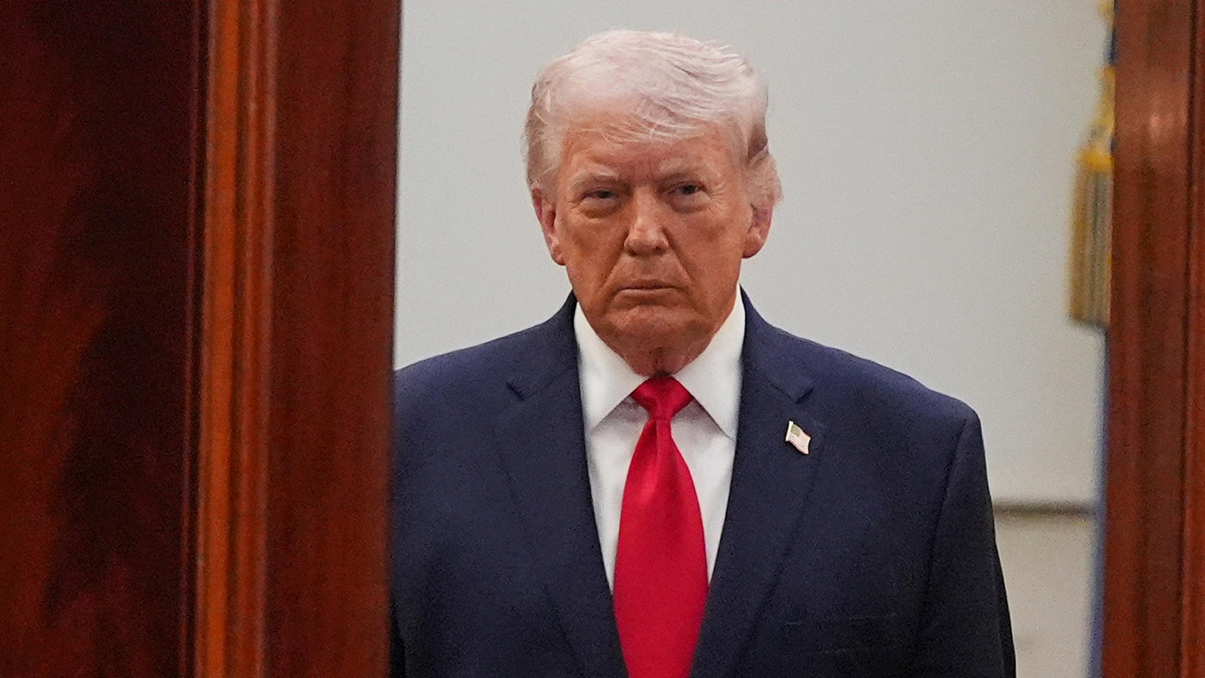 Am 1. April 2026 kommt US-Präsident Donald Trump aus dem Blue Room, um im Cross Hall des Weißen Hauses in Washington über den Iran-Krieg zu sprechen. (Archiv)