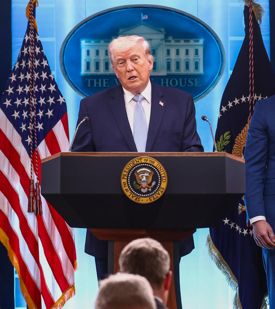 US-Präsident Donald Trump spricht mit Pete Hegseth, Dan Caine und John Ratcliffe im Pressebriefingraum des Weißen Hauses in Washington am 6. April 2026 über den Iran. (Archiv)