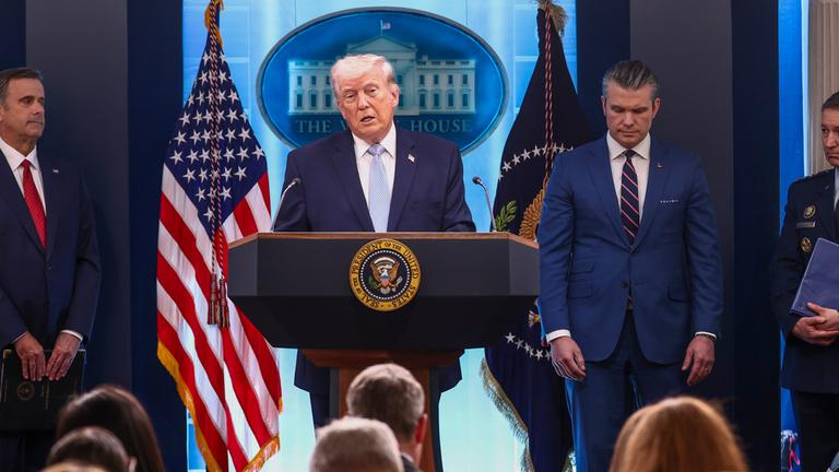 US-Präsident Donald Trump spricht mit Pete Hegseth, Dan Caine und John Ratcliffe im Pressebriefingraum des Weißen Hauses in Washington am 6. April 2026 über den Iran. (Archiv)