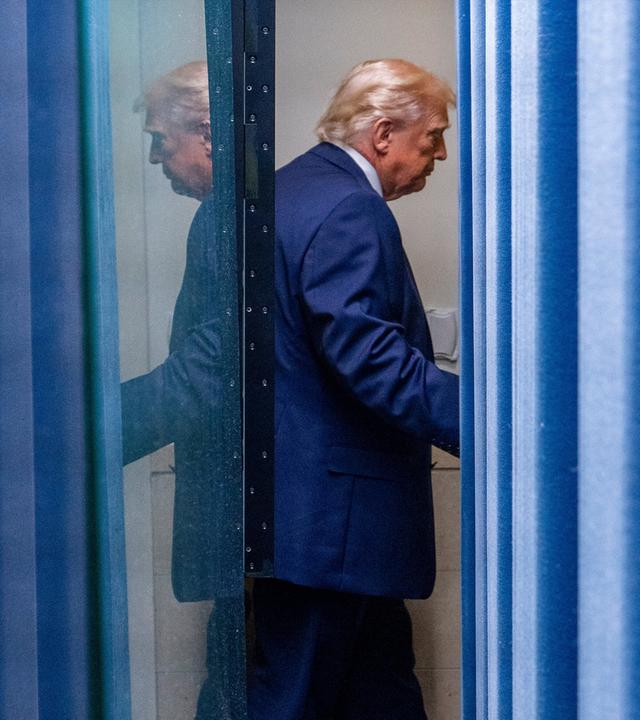 US-Präsident Donald Trump verlässt nach einer Pressekonferenz den James Brady Raum im Weißen Haus. (Archiv)