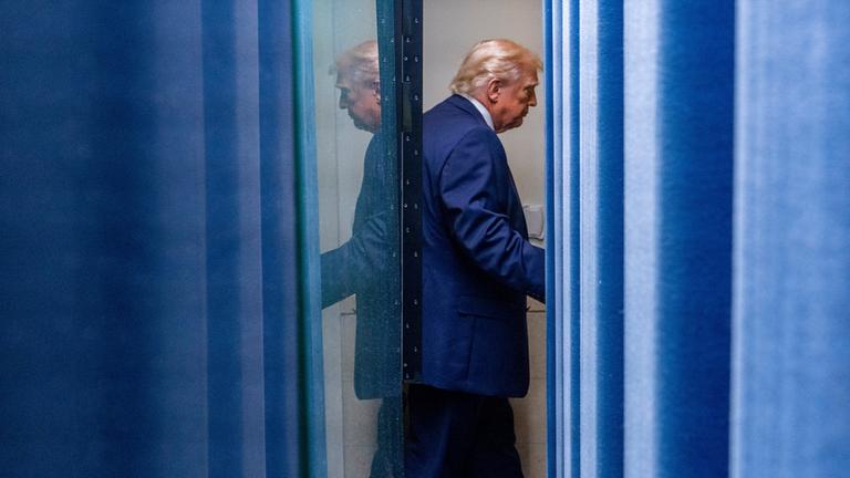 US-Präsident Donald Trump verlässt nach einer Pressekonferenz den James Brady Raum im Weißen Haus. (Archiv)