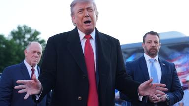 Trump forderte erneut den Iran auf, schnell eine FriedeTrump forderte erneut den Iran auf, schnell eine Friedensvereinbarung zu unterzeichnen - sonst werde es noch härtere Angriffe geben.nsvereinbarung zu unterzeichnen.
