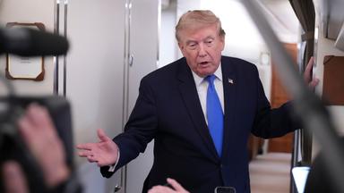 US-Präsident Donald Trump spricht auf dem Rückweg ins Weiße Haus an Bord der Air Force One mit Reportern.
