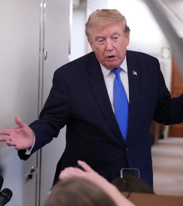 US-Präsident Donald Trump spricht auf dem Rückweg ins Weiße Haus an Bord der Air Force One mit Reportern.