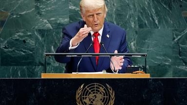 Trump warf den Veranstaltern im vergangenen Jahr Sabotage vor, nachdem Rolltreppen und Teleprompter ausgefallen waren.